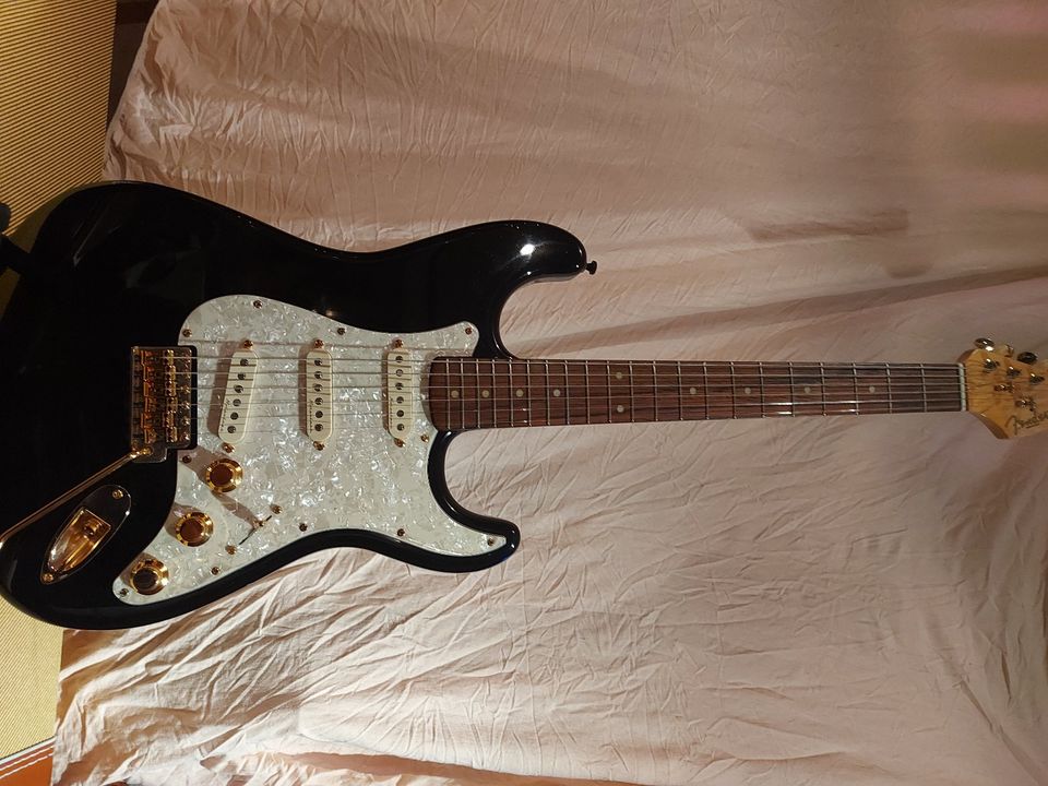 Stratocaster -Nos-Black-w-Gold-Hard in Gladbeck