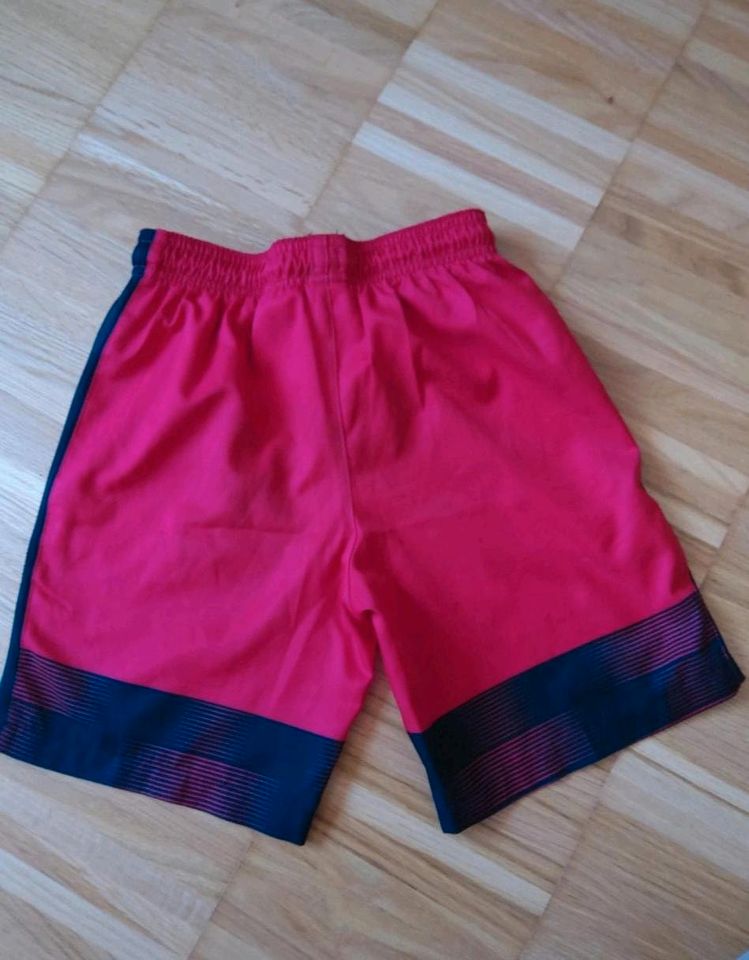 Rote Nike kurze Sporthose Gr. 137-147 in Ellwangen (Jagst)