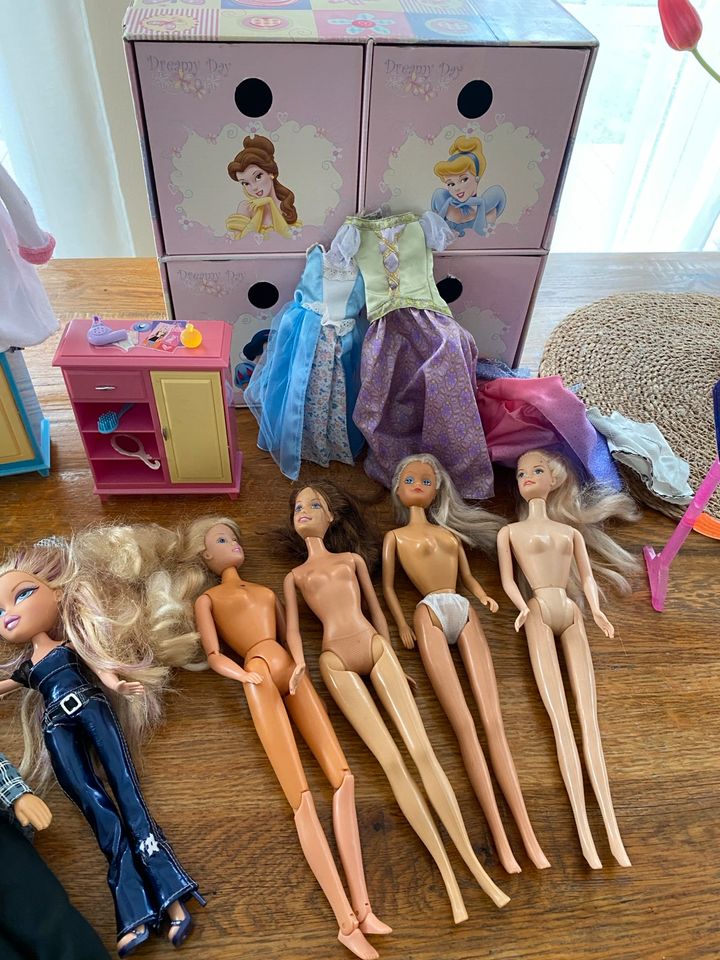 Barbie Set mit Badezimmer, Kleidung, Kleinteile… in Altendorf