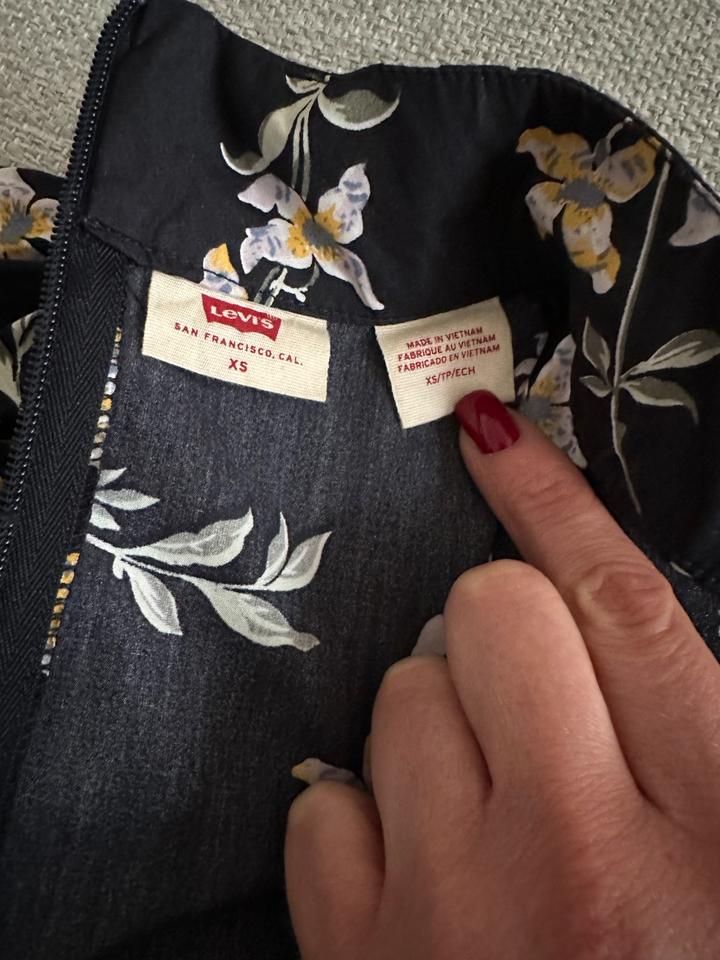 Levi’s Bluse XS schwarz Blumen Trompetenärmel NEU !!! in Berlin