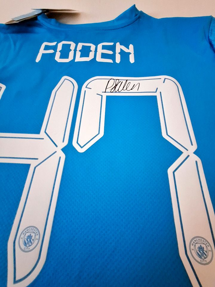 PHIL FODEN * handsigniertes ManCity-Trikot * COA-Zertifikat in München