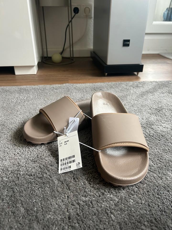 Bedruckte Badesandalen Badelatschen H&M Beige H&M NEU 38-39 in Berlin
