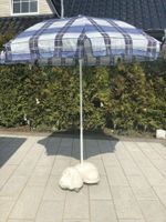 Sonnenschirm 180 cm Durchmesser mit rollbarem Betonhundfuss. Schleswig-Holstein - Norderstedt Vorschau