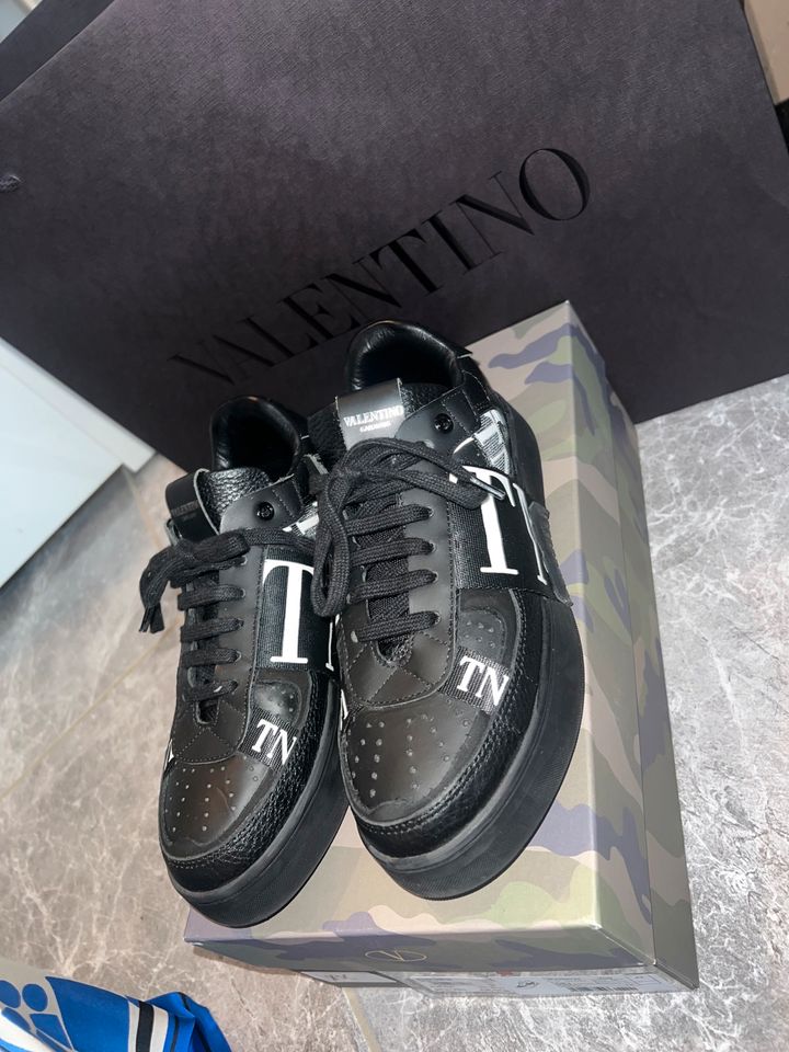 Valentino - Low top Sneaker aus Kalbsleder in Essen