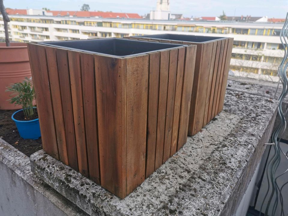 Pflanzbehälter von Jysk aus Teak Holz in Berlin