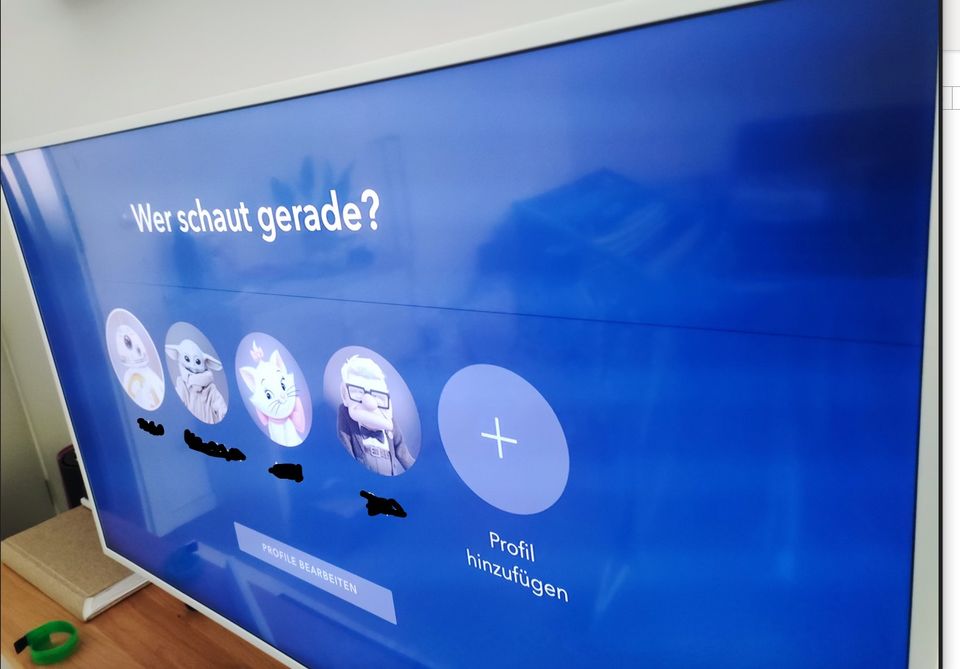 Samsung Smart TV weiß UHD 43‘‘ (feine Linie im Bild) in München