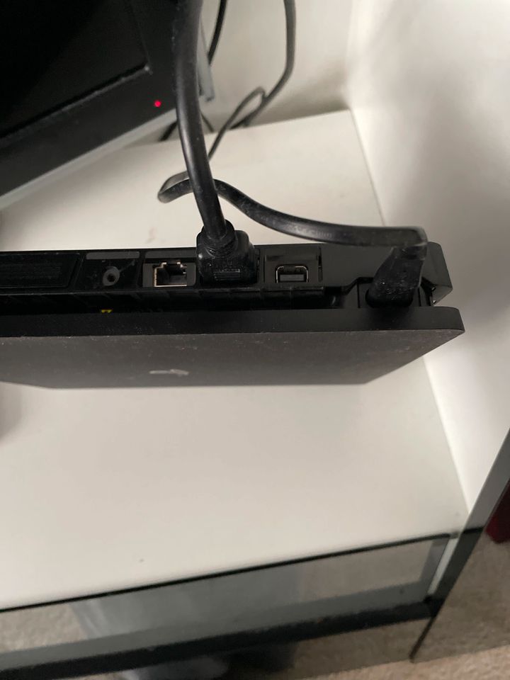 PS4 slim 1TL und 2 controller in Krefeld