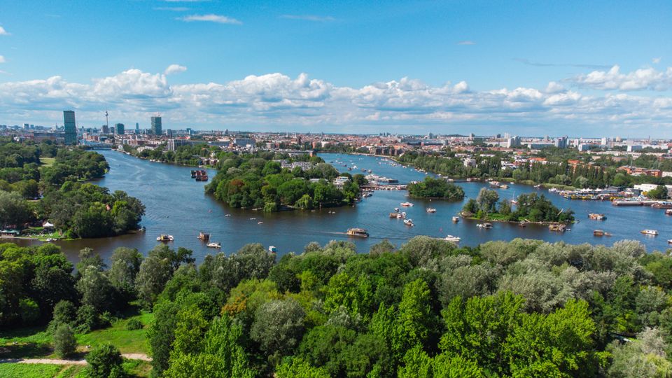 Bezugsfreies 3 Zi-Penthouse mit Terrasse & Aufzug nahe Treptower Park & Spree in Berlin