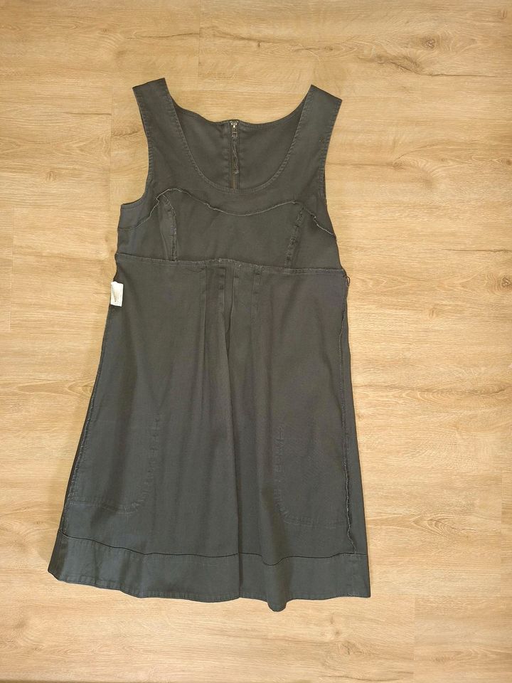 Einmal gewaschen! Zauberhaftes Kleid von Vero Moda Größe 42, grau in Regensburg