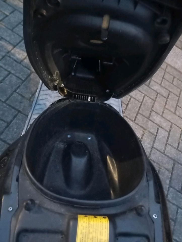 Aprilia old sr 50 ccm Roller LC Wasgekühlt Moped 50kmh Zulassung in Oberhausen