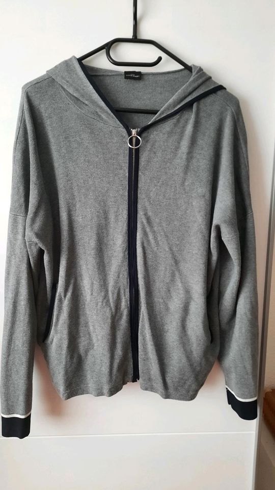 4 Strickjacken (u.a.Esprit+Q/S)+1 Sweatjacke für zus. 10€ Gr. M/L in Nordhorn