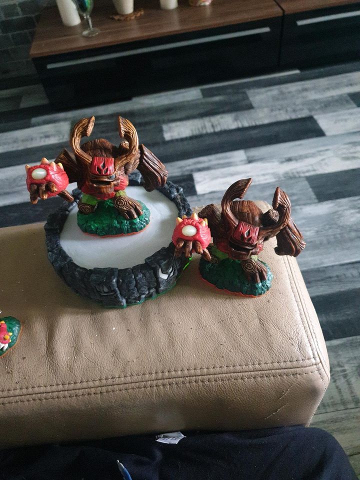 Biete 10 verschiedene Skylanders Figuren plus Portal ohne spiel in Düren