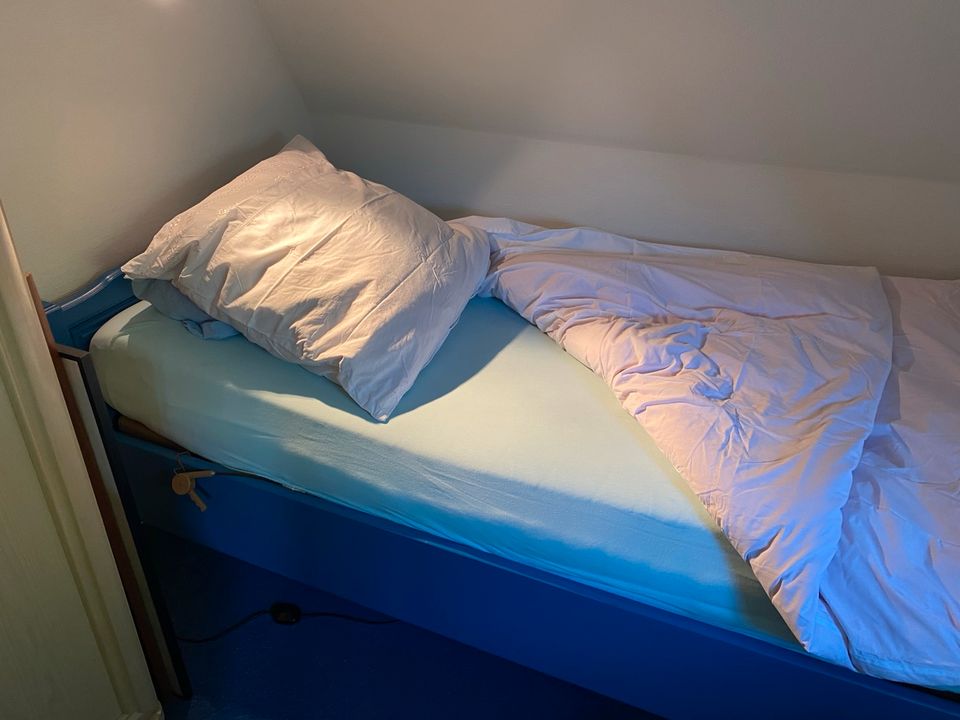 Einzel Bett blau lackiert, Eiche und Schränkchen dazu passend in Hamburg