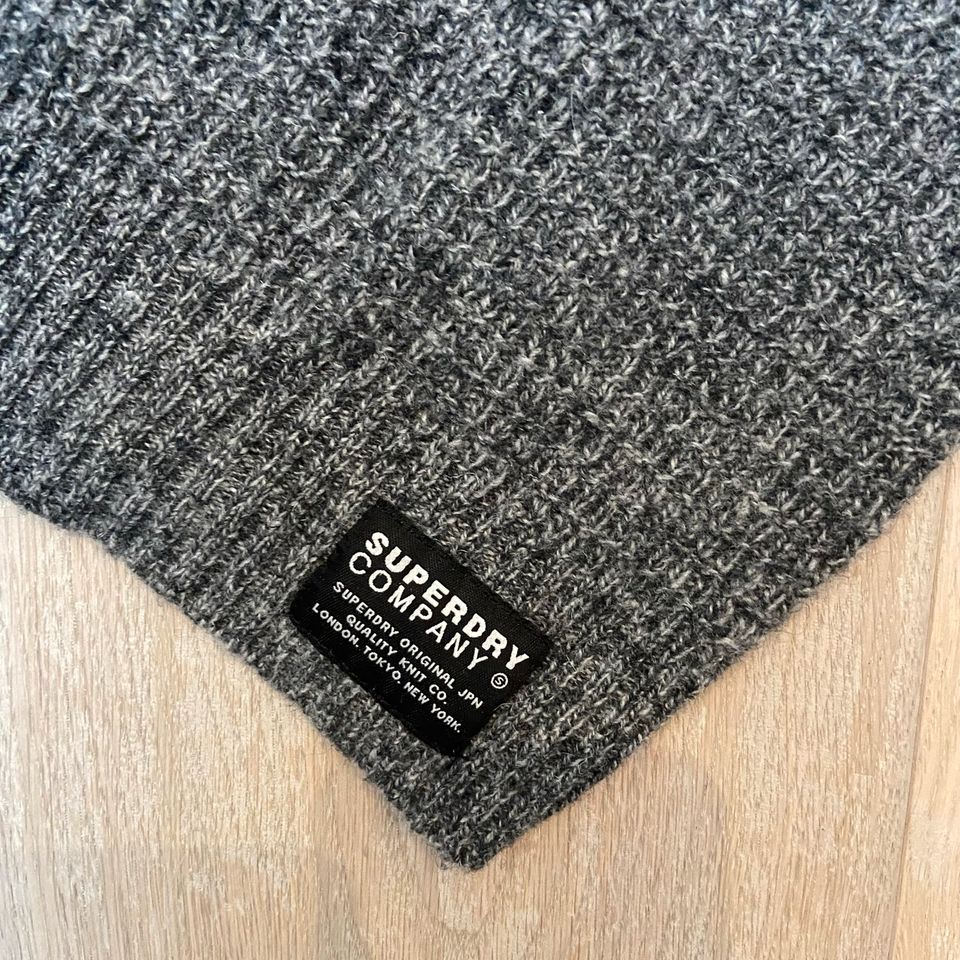 Pullover von Review, Superdry, Kapuzenjacke von Zara, S in Grabenstätt