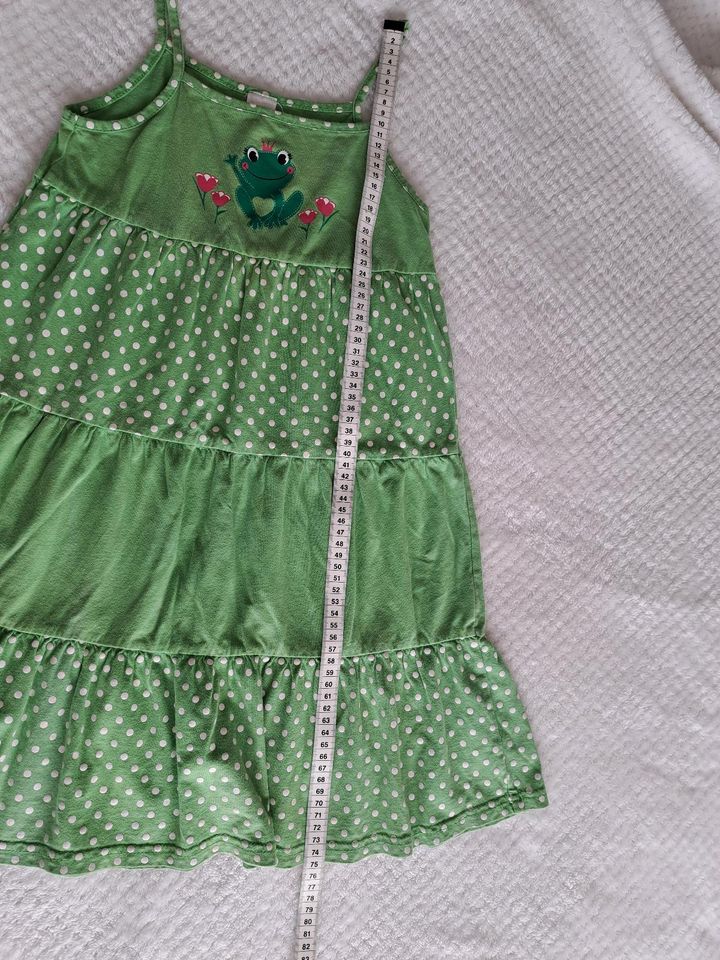 Gr.128 Grünes Kleid mit Frosch in Achern