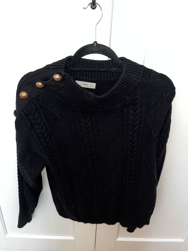 Schwarzer Strick-Pullover mit Knöpfen in Berlin