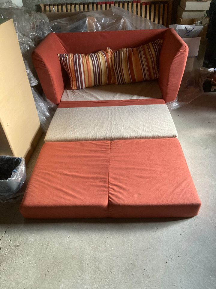 Zweisitzer Sofa in Rot / Kompakt und platzsparend in Münsterhausen