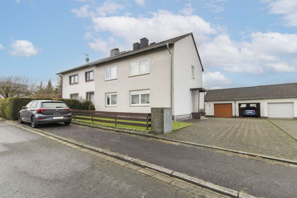 Zweifamilienhaus in ruhiger Stadtlage mit großem Garten und Doppelgarage in Kassel