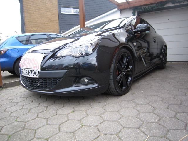 Opel Astra GTC OPC-Line Tüv-Neu schwarz 123t-Km R E D U Z I E R T in Herten