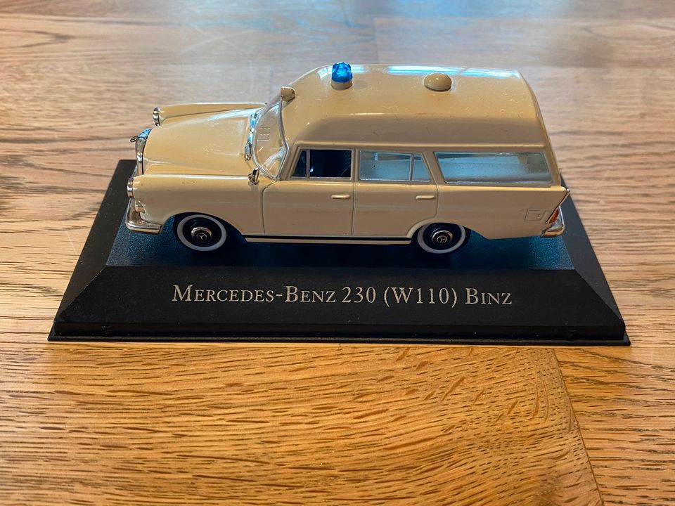 Mercedes-Benz 230 (W110) Binz Modellauto 1:43 in Ahorn b. Coburg