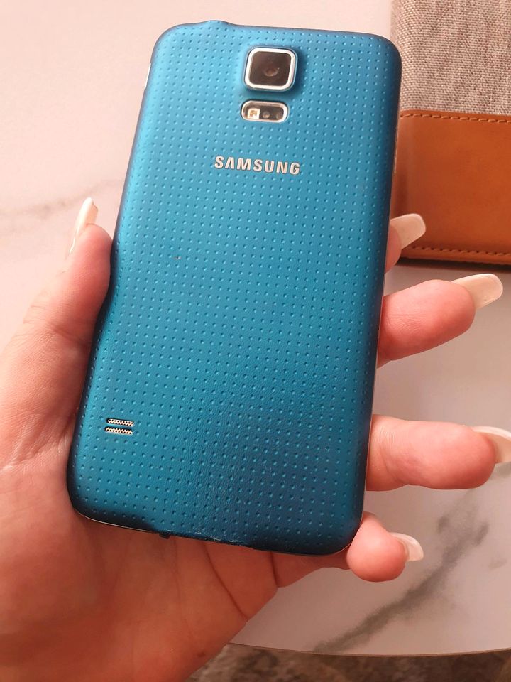 Samsung Galaxy S5 +Schutzhülle metallic Blau, Voll Funktionsfähig in Berlin