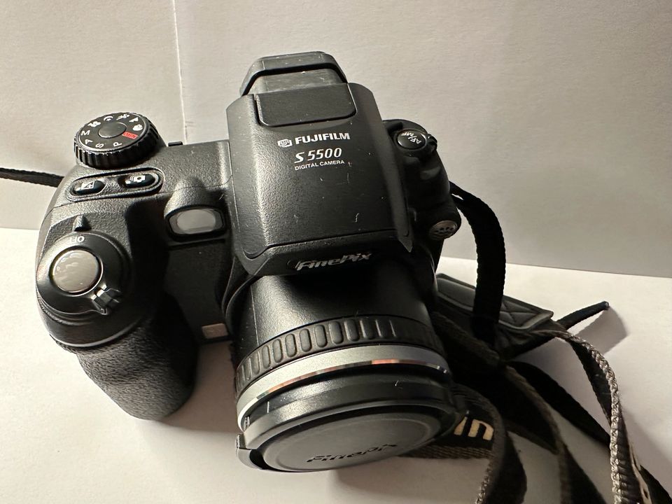 Digitalkamera Fujifilm FinPix S5500 mit passender Tasche in Pöttmes