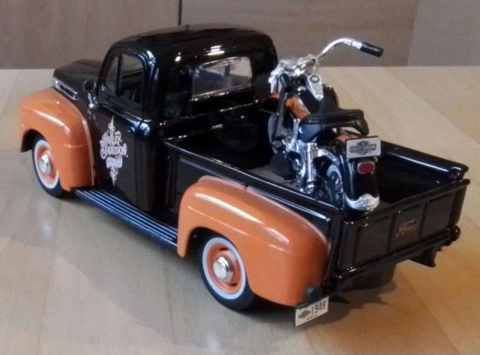 Ford F-1 Pick-Up 1948 + Harley Davidson Duo Glide Custom 1:24 in Babenhausen