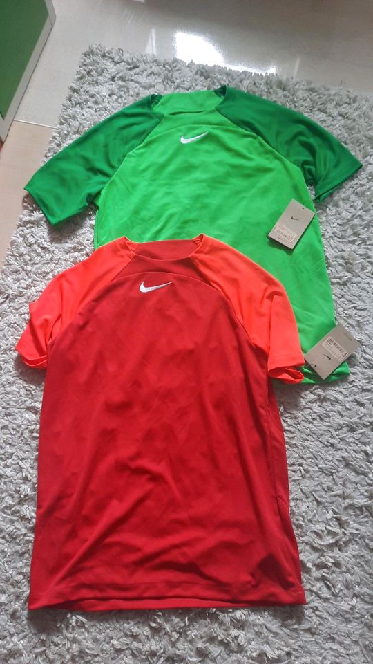 2 Nike Sport Shirts in Größe 158 Neu in Bärenstein