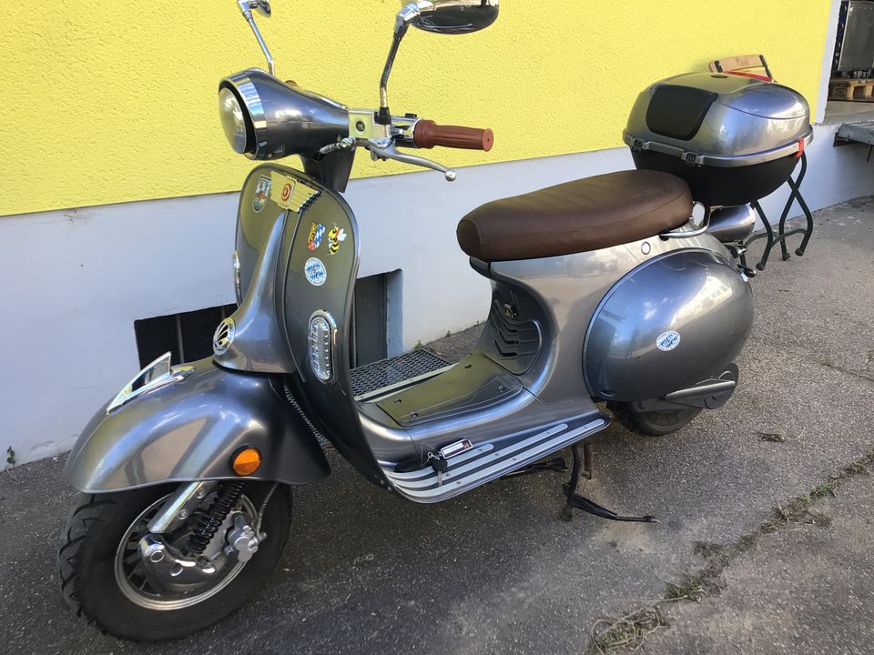 Elektro Roller 45 km/h Vespa Retro Optik neuwertig 1200€ in Bad Abbach