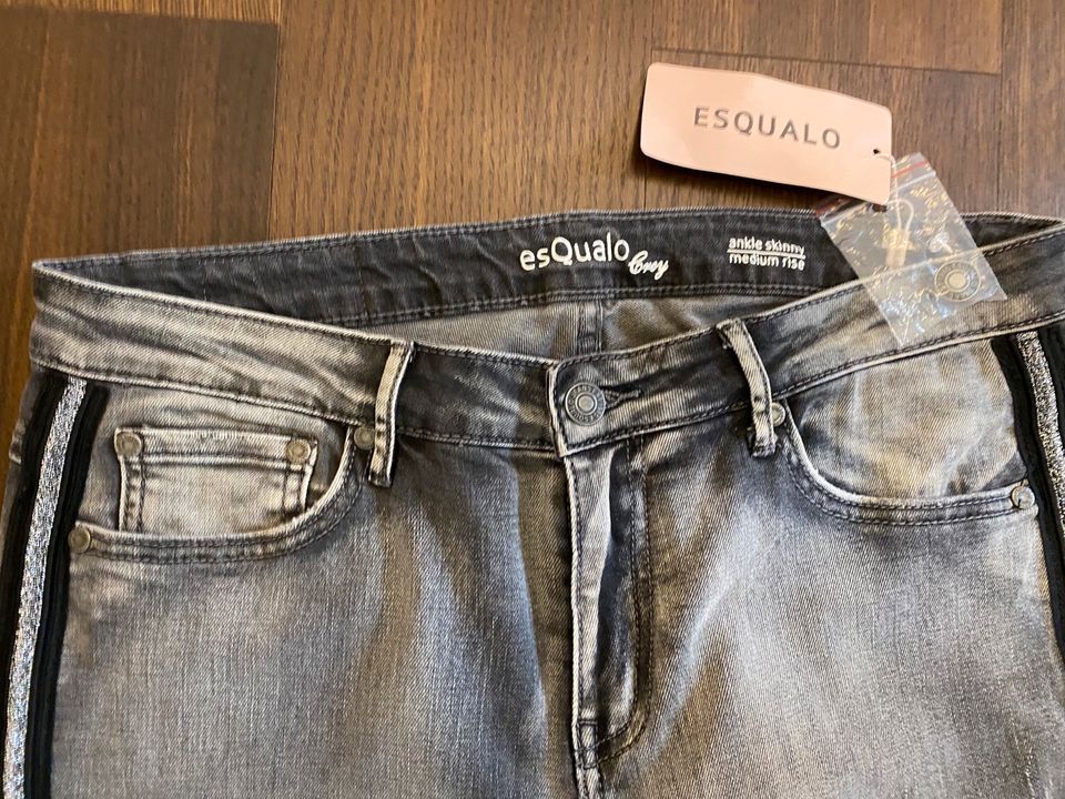 Graue Damen Jeans von ESQUALO Galonstreifen Gr.42 Neu! in  Nordrhein-Westfalen - Wenden | eBay Kleinanzeigen ist jetzt Kleinanzeigen