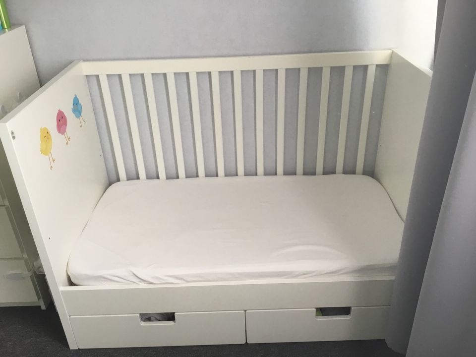 Baby Bett 125/65 mit Matratze, Matratzenschutz und Stützbrett in Ludwigsburg