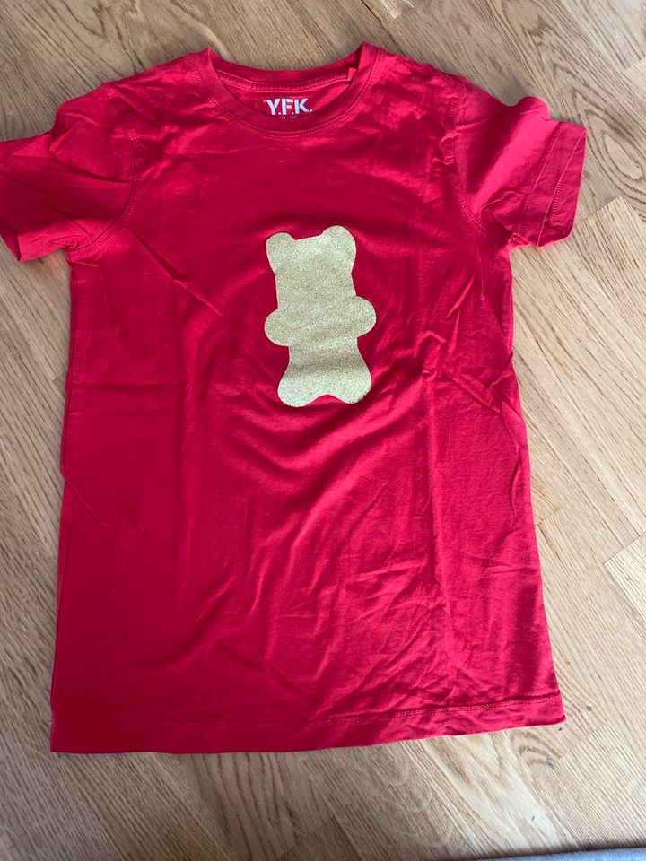 rotes Shirt Bär Gr.,134/140 in Troisdorf