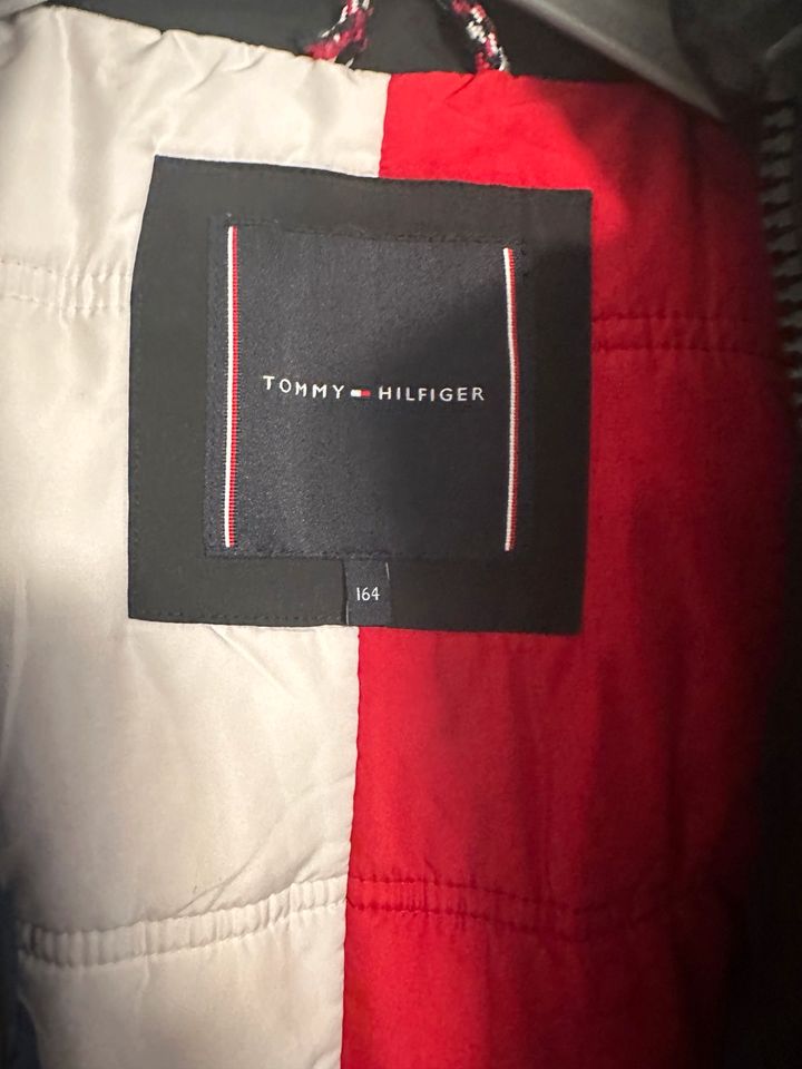 Tommy Hilfiger Größe 164 Winterjacke in Seevetal