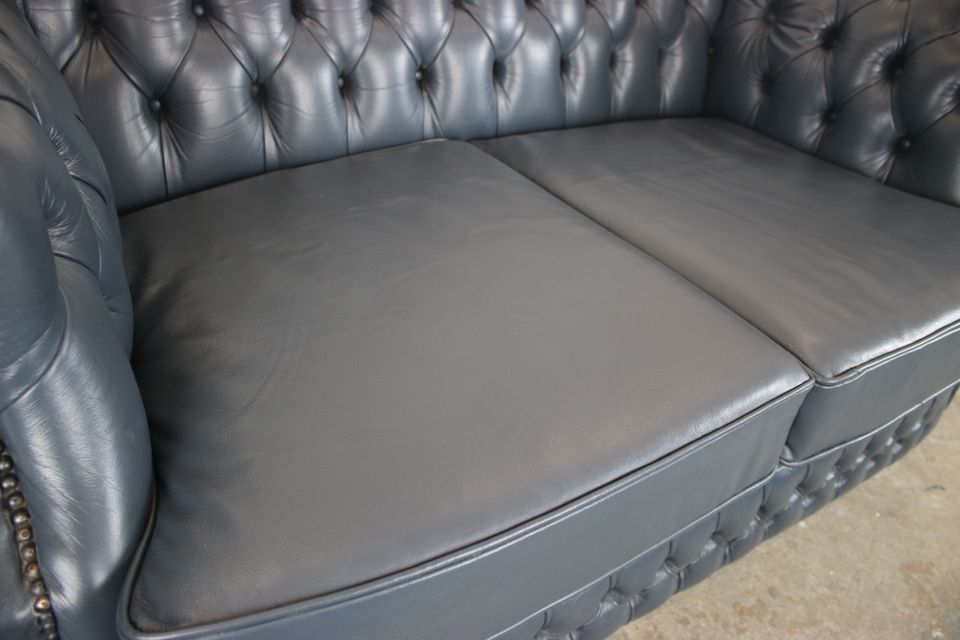 Englische Chesterfield Club Sofa Echt Leder Dunkel Blau Couch in Berlin