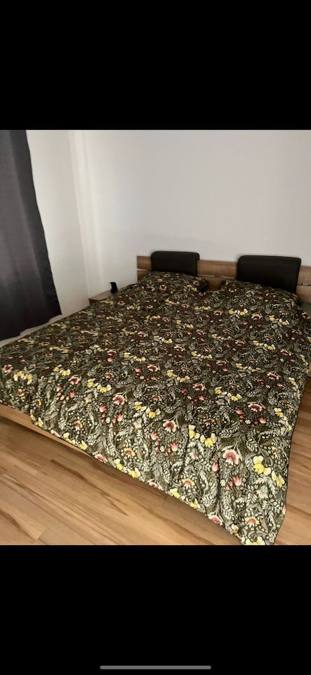 Schlafzimmer mit Doppelbett und Schränken in Osnabrück