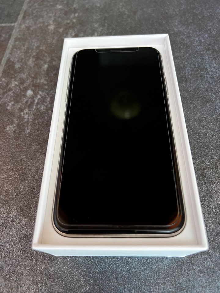 iPhone X Silber 64 GB Akku 77 % in Karlsbad