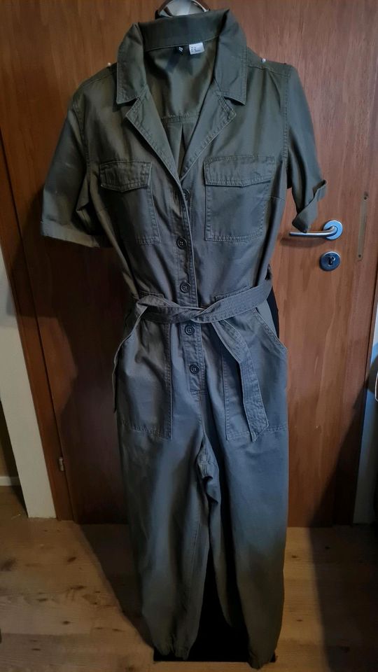 H&M Jumpsuit 22€+Esprit Sneaker 14€/34€(Jeanshemd verkauft) in Volkmarsen