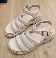 Catwalk Plateau Sandalen creme beige gr. 40 neuw Nordrhein-Westfalen - Menden Vorschau
