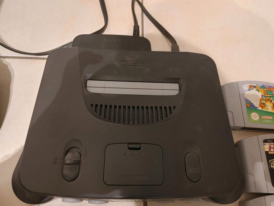 Nintendo 64 inkl. 8 Spielen und 2 Controllern in Schmelz