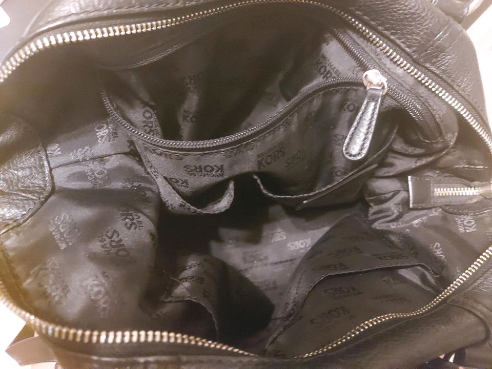 Michael Kors Handtasche schwarz/silber mit Tragebeutel in Günzburg