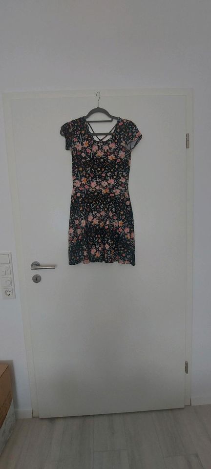 Süßes Sommerkleid mit Blumen in Nordenham