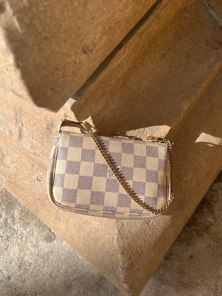 Louis Vuitton Mini Pochette Accessoires Damier Azur Weiß Monogram in München