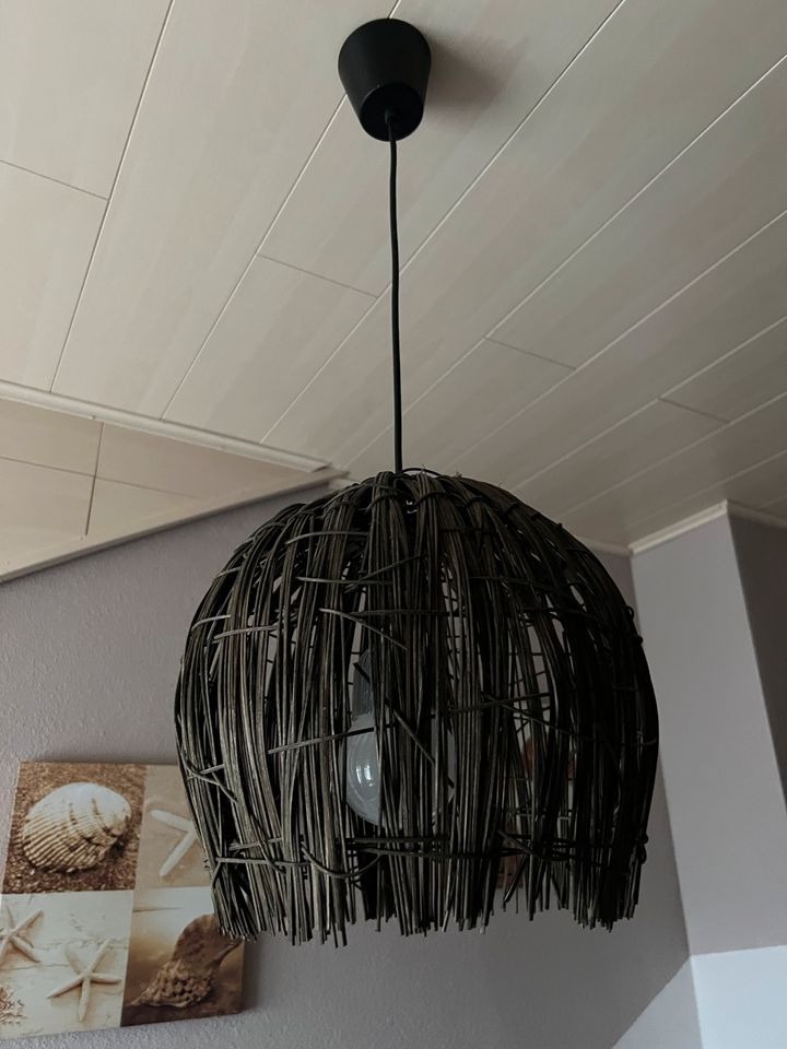 Schöne Rattan Lampe mit LED in Reisbach