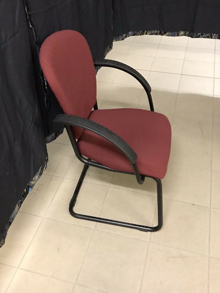 2 rote Stühle, gebraucht in Dresden