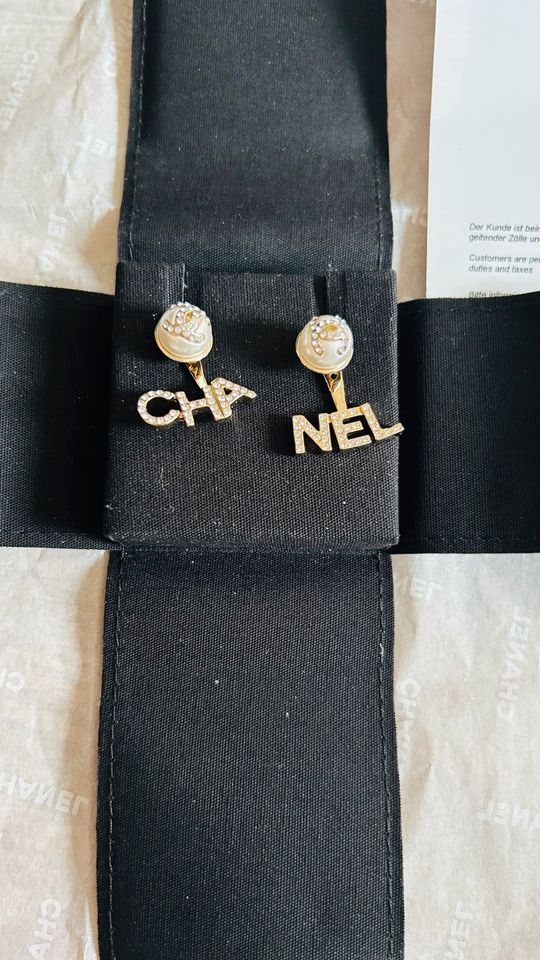 CHANEL CHA NEL Logo Ohrringe mit CC Logo Pearlen in Berlin