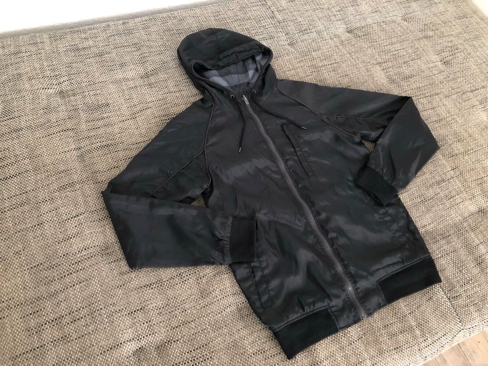 H&M Zara Windbreaker Jacke Wendejacke schwarz/grau Größe S/M in Berlin