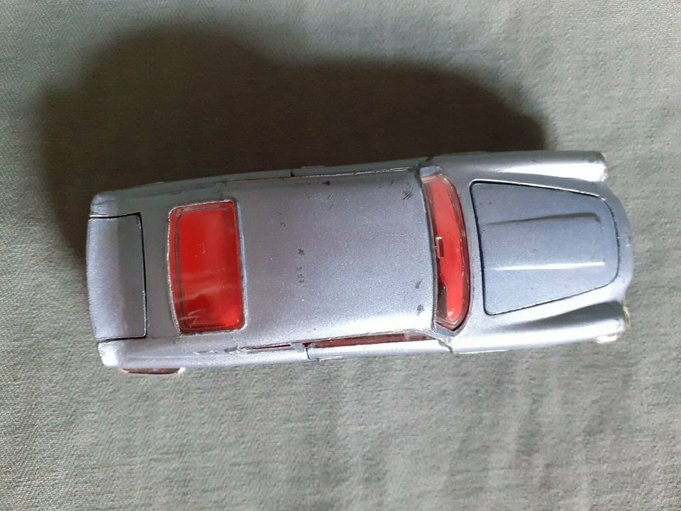 Aston Martin DB 6 , Dinky GB , silberblaumet, , orig. 60er Jahre in Wallerfangen