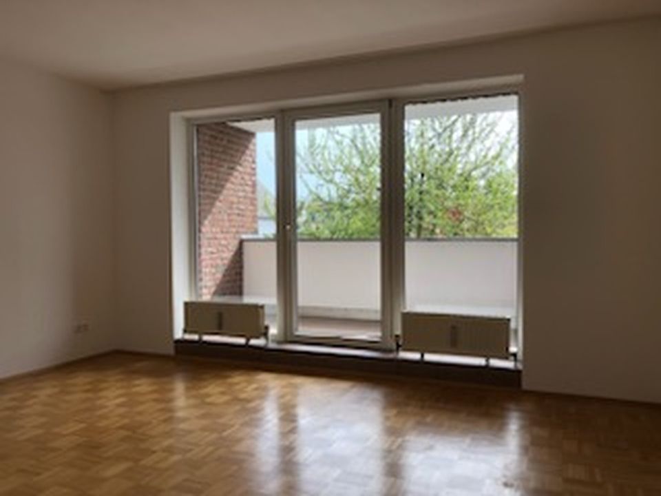 Attraktive, teilsanierte  drei Zimmer Wohnung in guter Lage in Köln Weiden in Köln