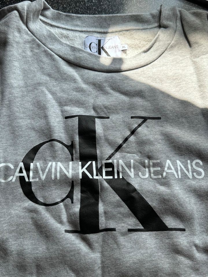 Calvin Klein Sweatshirt in Aachen