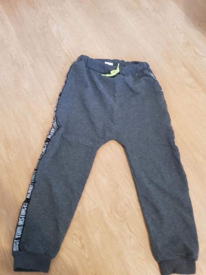 Chino Hose Jogger Jungen 122 128 deno kids H&M Dino Jeans khaki in Freiburg im Breisgau